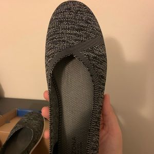 Women’s gray flat shoes NWB